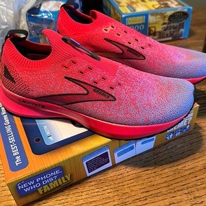 Brooks Levitate 5 NWOT pink 8.5